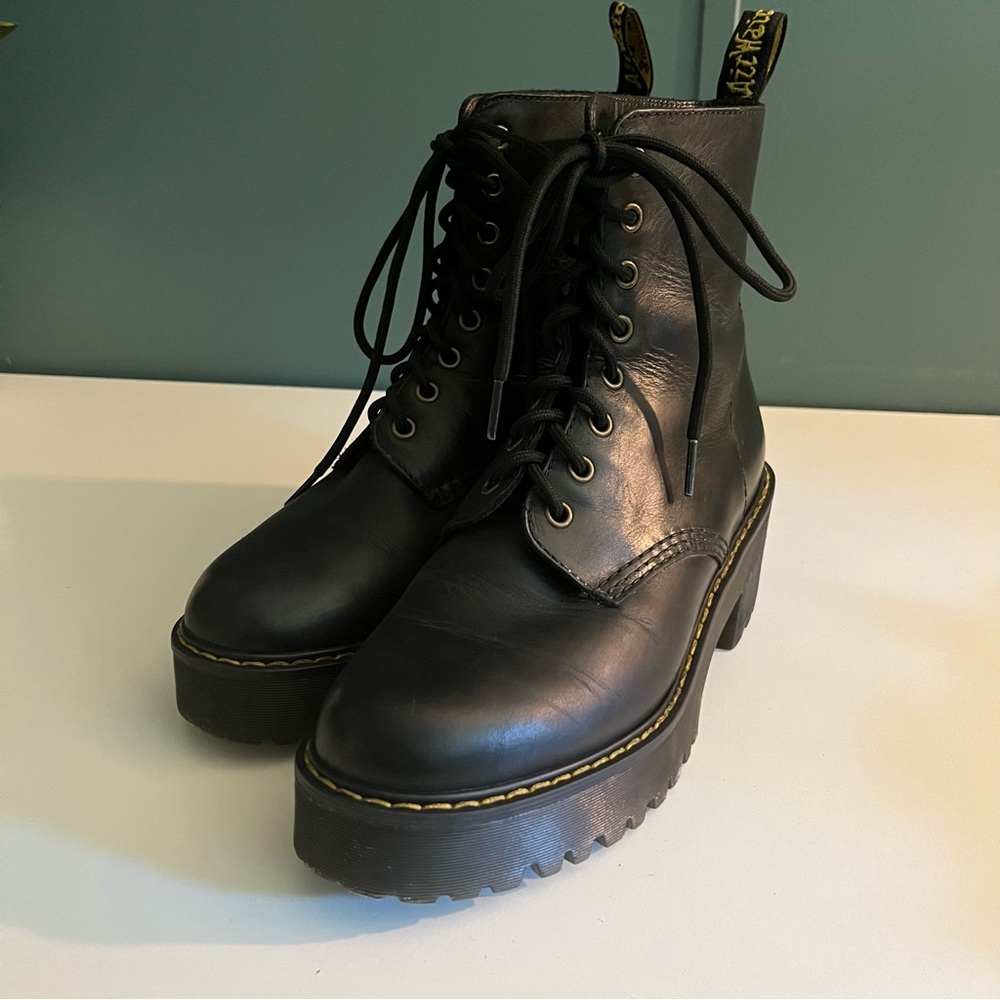 SHRIVER HI WOMEN'S WYOMING LEATHER HEELED BOOTS Dr. Martens